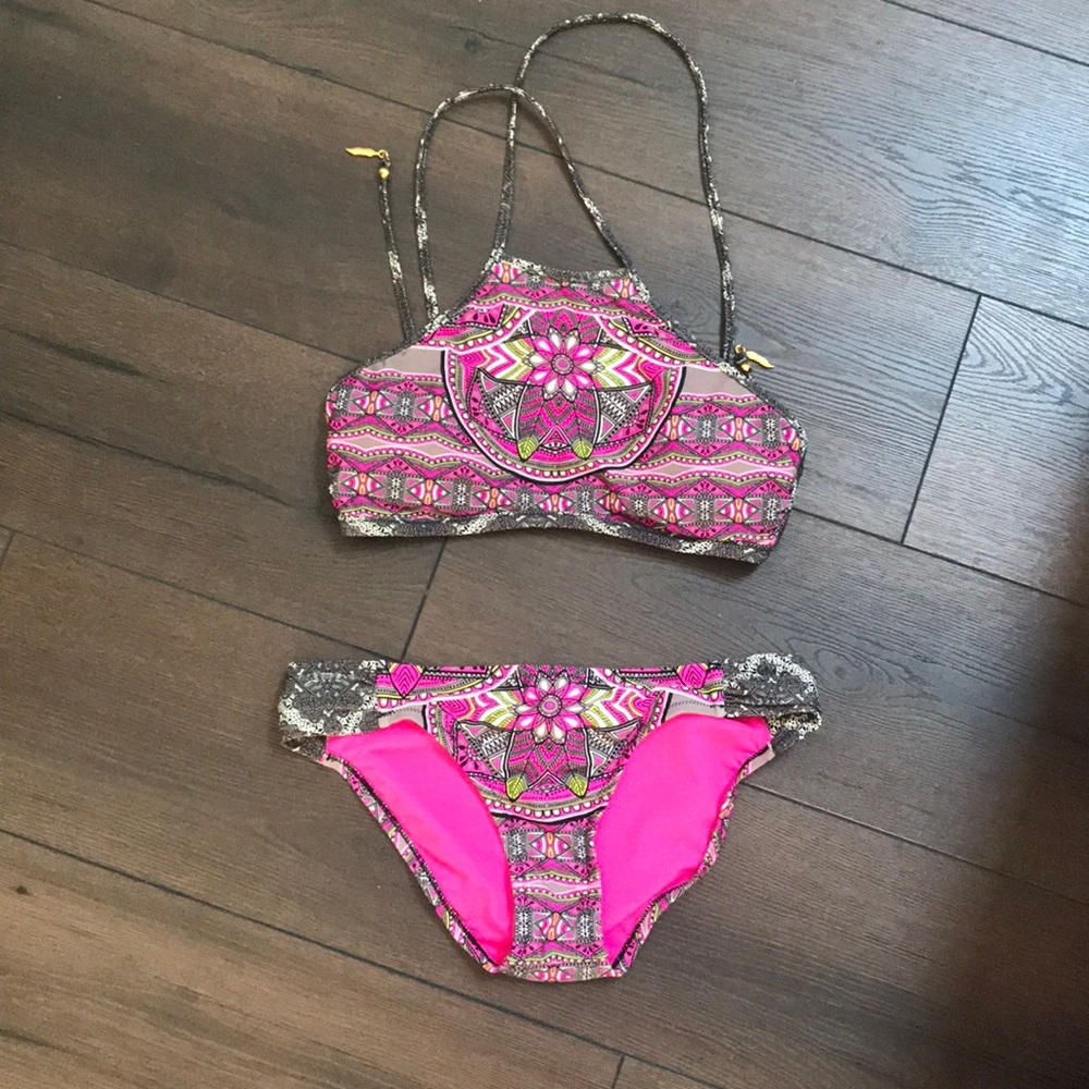Super vibrant Jessica Simpson bikini